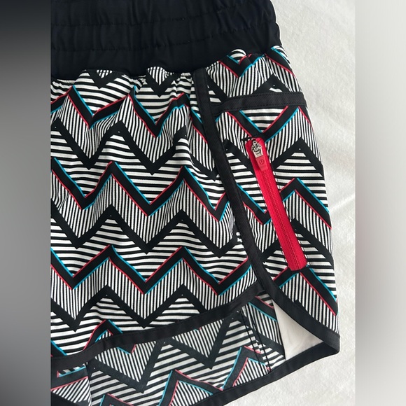 Lululemon ‘Seawheeze’ Shorts - Picture 2 of 5